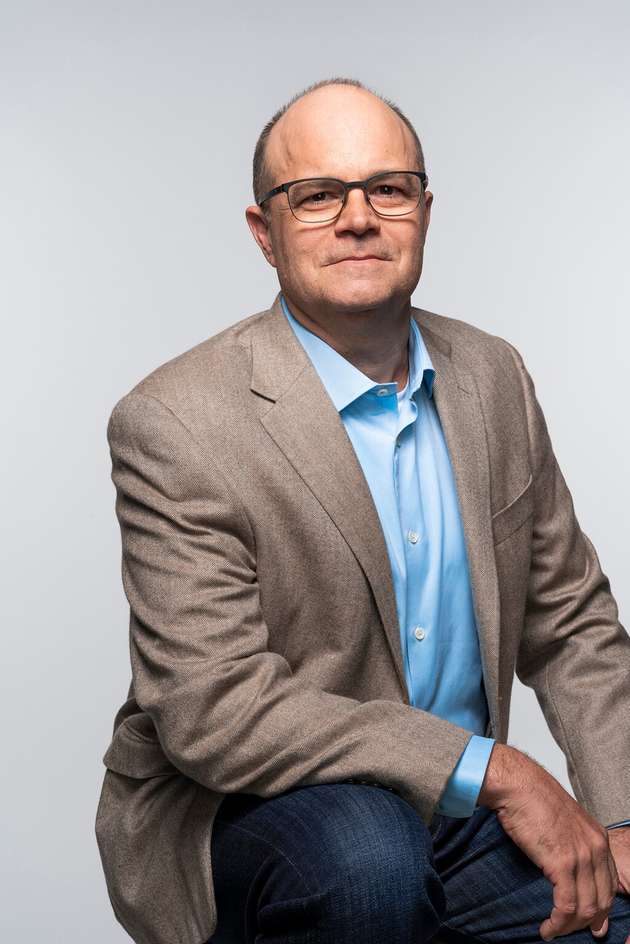 Kevin Schultz, CTO, Emerson Test and Measurement: Durch die Übernahme von sich wiederholenden Aufgaben und Simulationsfunktionen ermöglicht die KI den Ingenieuren, komplexere Problemlösungsaufgaben zu übernehmen, und trägt bereits zur Verbesserung und Beschleunigung des Designs bei. Durch die Optimierung von Designs sorgen KI-Tools wie Cadence Cerebrys für bessere Leistung, Wärmemanagement und Energieeffizienz. Synopsis.ai nutzt generative KI für EDA und verkürzt die Designzyklen erheblich. Ansys.ai ist ein weiteres Beispiel, das schnelle Vorhersagen der Geräteleistung ermöglicht. Mit Blick auf AI on the Edge sehen wir ein enormes Potenzial für fortschrittliche Messwellenform-Intelligenz. Die Verarbeitung von Daten auf dem Gerät mit Edge-Processing reduziert Latenzzeiten, verbessert den Datenschutz und ermöglicht Echtzeitanwendungen.