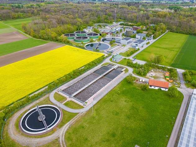 In der Kläranlage Grüneck werden sämtliche Abwässer aus dem circa 100 Quadratkilometer großen Einzugsgebiet des Abwasserzweckverbandes Unterschleißheim, Eching und Neufahrn aufbereitet.
