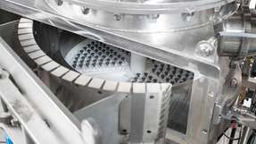Gea-Experten stellten auf der Achema 2024 unter anderem die Vorteile einer Implementierung schneller und energieeffizienter Gefriertrocknung mit Mikrowellen vor.