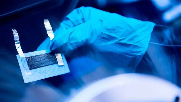 Multifunktionales Material: Das entwickelte Batteriekonzept basiert auf einem Verbundwerkstoff und hat Kohlenstofffasern als positive und negative Elektroden – wobei die positive Elektrode mit Lithiumeisenphosphat beschichtet ist. Die im Elektrodenmaterial verwendeten Kohlenstofffasern sind multifunktional. In der Anode dient sie als Verstärkung sowie als elektrischer Kollektor und aktives Material. In der Kathode dient sie als Verstärkung, Stromkollektor und als Gerüst für das Lithium, auf dem es sich aufbauen kann. In der Abbildung sind dünne Stromanschlüsse an den Elektroden angebracht.