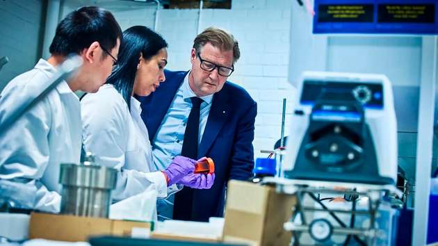 Entwicklung eines einzigartigen Batteriekonzepts: Die Forscher Zhenyuan Xia, Richa Chaudhary und Leif Asp im Graphenlabor.