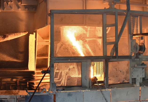 Die Donau Chemie gewinnt aus gelöschtem Kalk und Koks in einem Lichtbogen-Reduktionsofen Calciumcarbid. Dieses hat beim Abstich eine Temperatur von 1.700 °C. Das Brennermanagement übernimmt die Kleinsteuerung PNOZmulti 2 Burner von Pilz. 