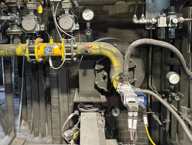 Um heutigen Sicherheitsanforderungen an den gasbefeuerten Kokstrocknungsofen zu erfüllen, mussten ein doppeltes statt früher einfaches Absperrorgan mit Dichtheitskontrolle, eine Gasdruckkontrolle für die Zündelektronik, eine Flammüberwachung und das Brennerluftgebläse in die Sicherheitskette eingebunden werden. 