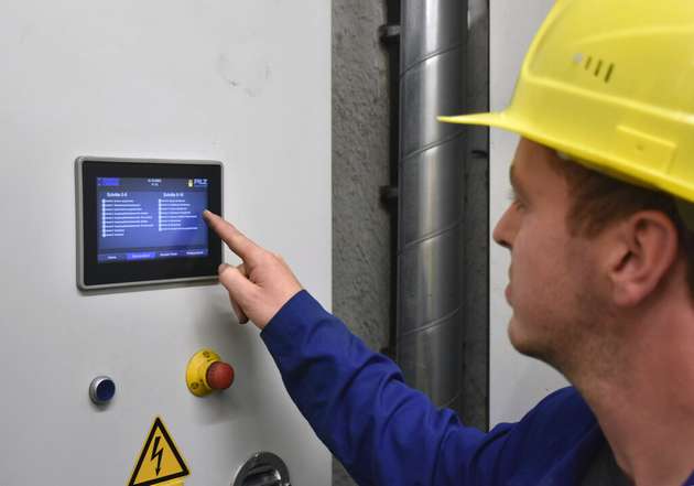 Die Visualisierung der Softwarekonfiguration auf dem 7-Zoll-Touchscreen Monitor des Diagnose- und Bedienpanels PMI v707e der Produktfamilie PMIvisu zeigt auf einen Blick den Status der Sicherheitsketten sowie aktuell vorliegende Fehlermeldungen an und lässt die Instandhalter den Brennerablauf kontrollieren sowie das Fehlerprotokoll einsehen. 