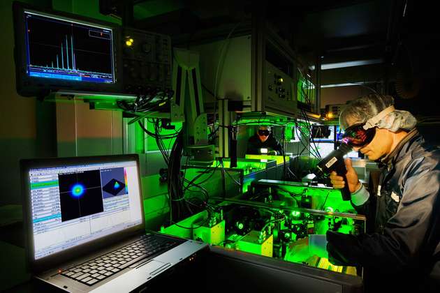 Mit dem Petawatt-Laser DRACO lassen sich am HZDR Protonen besonders effizient beschleunigen.
