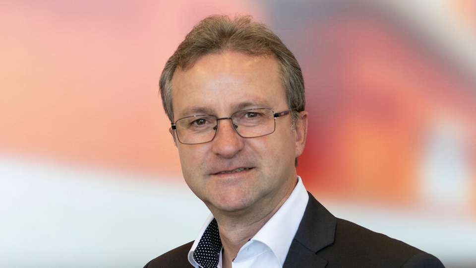 „Das größte Potenzial für unser neues Inspektionskamera-Set sehen wir in Märkten, bei denen die Anlagenverfügbarkeit von zentraler Bedeutung ist und ein Abschalten der Systeme für Inspektionen nicht in Frage kommt“, so Wolfgang Meier, Produktmanager Arbeitsschutz bei Dehn.