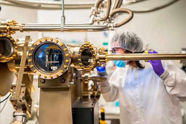 Yuyang Pan, Doktorand in Elektrotechnik und Computertechnik und Mitautor der in Nature Synthesis veröffentlichten Studie, überprüft die Maschine, mit der Galliumnitrid-Nanodrähte auf Silizium im Labor von Zetian Mi gezüchtet werden. Das Gerät, mit dem das Team Kohlendioxid und Wasser in Ethylen umwandeln kann, ist ein Schritt auf dem Weg zur Herstellung von Solartreibstoffen.
