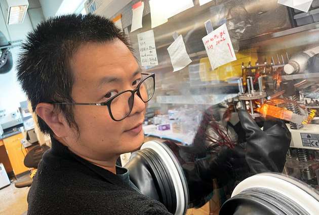 Zhantao Liu mit der neuen kostengünstigen Kathode, die die Lithium-Ionen-Batterien und die Elektrofahrzeugindustrie nachhaltig verändern könnte.
