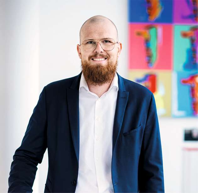 Für die Skalierung in der Batteriezellenfertigung sind minimaler Anlagenfootprint und schnelle Prozesse entscheidend. Mit flexiblen Produkttransportsystemen und PC-basierter Steuerungstechnik kann man dies erreichen. Zudem sind damit Änderungen am Prozess schnell und einfach per Software realisierbar. 