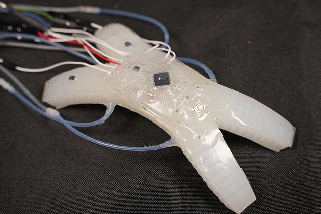 Das Feld der dehnbaren Roboter wird oft durch die Schnittstelle zwischen den starren und weichen Komponenten der Geräte behindert. Das heißt, sie benötigen komplexe Schaltkreise, die derzeit zu starr sind, um fest in ihre weichen Körper integriert zu werden. Infolgedessen verbinden die Entwickler ihre Geräte mit externen Leiterplatten, was zu Lasten der Funktionalität der Geräte geht.