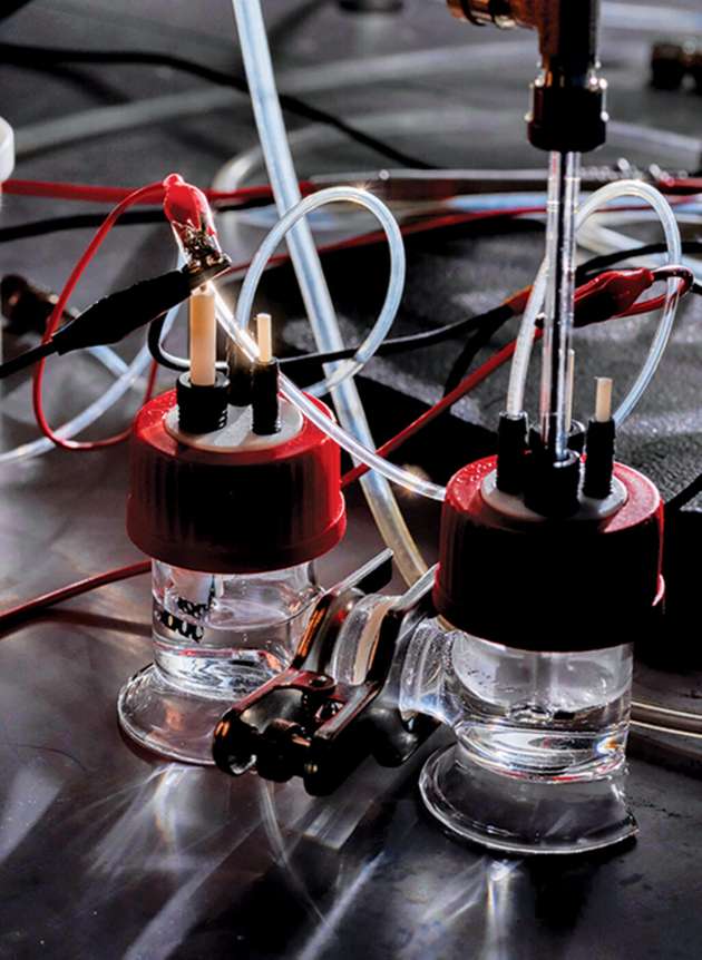 Eines von Winters bevorzugten technischen Werkzeugen ist Plasma, das mit einer Hochspannungselektrode und einer Masseelektrode erzeugt wird, um ein elektrisches Feld zu erzeugen.
