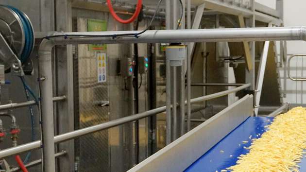 Preisgünstig und präzise trotz Kondensat: Auf Förderbändern messen kompakte Radarsensoren VEGAPULS C 21 messen die Höhe von Pommes Frites. 