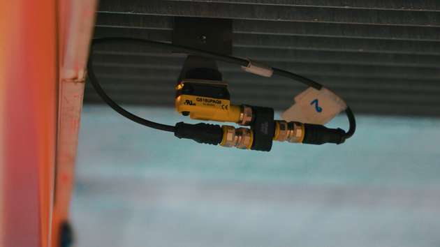 Damit sich kein Staub ablagert, sind die Ultraschallsensoren QS18UPAQ8 geschützt unter den Regalen angebracht.