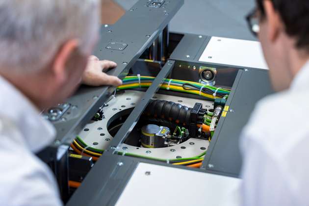 Die große Mittenfreiheit der Franke Drehverbindung schafft Platz für Kabel und Komponenten.