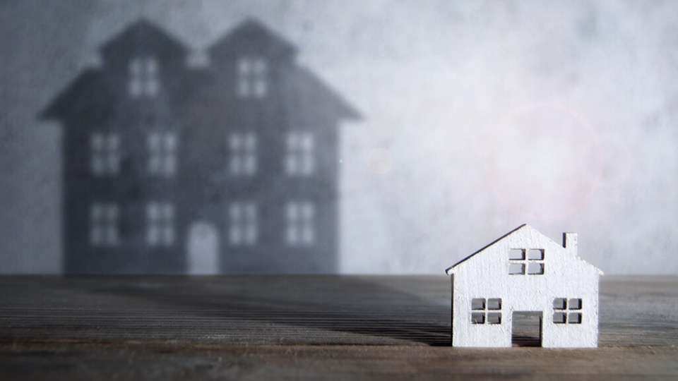 Die Einführung von Bauelementen mit breiter Bandlücke wie SiC und GaN ermöglicht höhere Schaltfrequenzen im Bereich von mehreren 100 KHz, was die Nachfrage nach kleineren Transformatoren steigert, da die zuvor genutzten Frequenzen auf Silizium-MOSFET- und IGBT-basierten Schaltnetzteilwandlern diese Verkleinerung nicht erforderten.