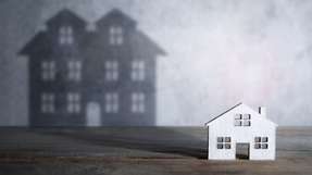 Die Einführung von Bauelementen mit breiter Bandlücke wie SiC und GaN ermöglicht höhere Schaltfrequenzen im Bereich von mehreren 100 KHz, was die Nachfrage nach kleineren Transformatoren steigert, da die zuvor genutzten Frequenzen auf Silizium-MOSFET- und IGBT-basierten Schaltnetzteilwandlern diese Verkleinerung nicht erforderten.