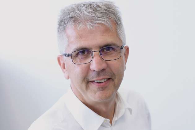 Gunther Sälzler, Director Software & Control EMEA, Rockwell Automation: Gerade in dynamischen Märkten mit hohem Fokus auf Flexibilität und kleine Losgrößen, etwa der Lebensmittelindustrie, erleben wir einen Wandel. Klassische Systeme stoßen hier an Grenzen, da sie rein auf Massenproduktion ausgelegt sind. Hier kann die software-basierte Automatisierung und KI Anlagen flexibler und lernfähiger gestalten. Zu den Vorteilen gehören etwa automatische Umrüstungen und vereinfachte, kostenreduzierte Wartung, während virtuelles Design und Datenintegration die Prozesse beschleunigen können. Hybride Modelle ermöglichen es, bestehende Anlagen weiter zu nutzen. Sie kombinieren die Effizienz linearer Systeme mit der Flexibilität software-basierter Ansätze und ermöglichen, die Herausforderungen moderner Produktionsumgebungen zu meistern.