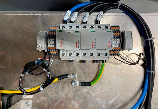 Diese Variante bietet sich insbesondere beim Bau großer Schaltanlagen an, da die Potenzialausgleichsschiene meist direkt am Sockel des Schaltschranks angebracht ist. Möglich ist zudem, die Rückwand einer geerdeten Schaltanlage zu nutzen.
