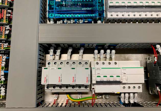 Diese Variante bietet sich insbesondere beim Bau großer Schaltanlagen an, da die Potenzialausgleichsschiene meist direkt am Sockel des Schaltschranks angebracht ist. Möglich ist zudem, die Rückwand einer geerdeten Schaltanlage zu nutzen.