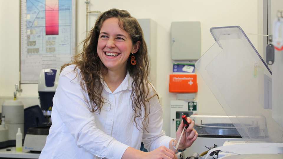 Julianna Posey beim Vorbereiten der Stahlproben für ihre Untersuchung. Die US-Amerikanerin ist für ihre Promotion an der Hochschule Osnabrück nach Deutschland gekommen.