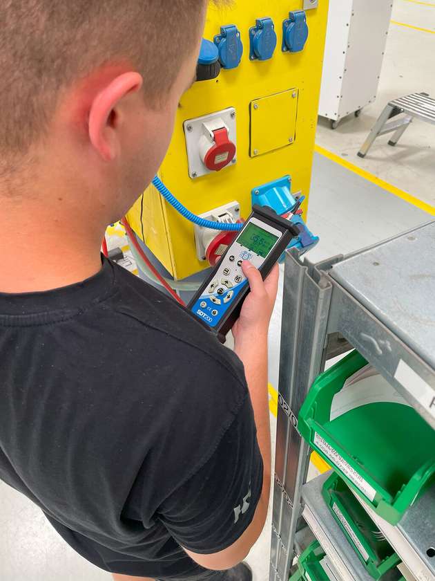Simon Schäfer, Auszubildender zum Industriemechaniker im 3. Ausbildungsjahr kennt bereits „verdächtige“ Stellen und kann das Ortungsgerät gezielt ausrichten. Das Messgerät gibt Auskunft über die Größe der Leckage, Basis für die Berechnung der Einsparpotenziale durch Beseitigung der Leckage.