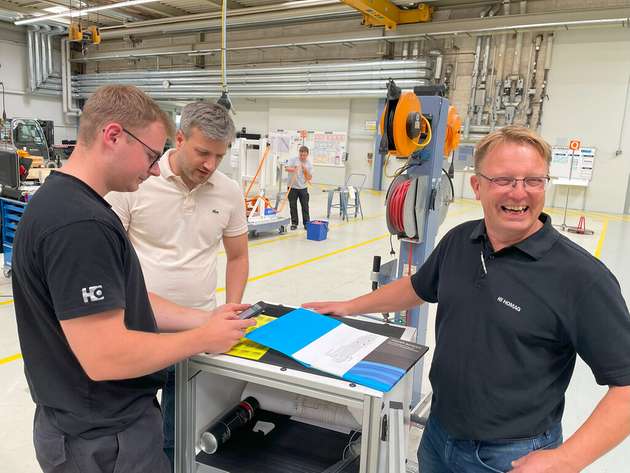 Freut sich, dass sein Plan aufgeht: Jochen Steier (rechts) Projektmanager im Bereich Facility Management mit Marcel Klumpp, Auszubildender zum Industriemechaniker im 2. Lehrjahr und Bertram Boos aus dem Bereich Corporate Communications.