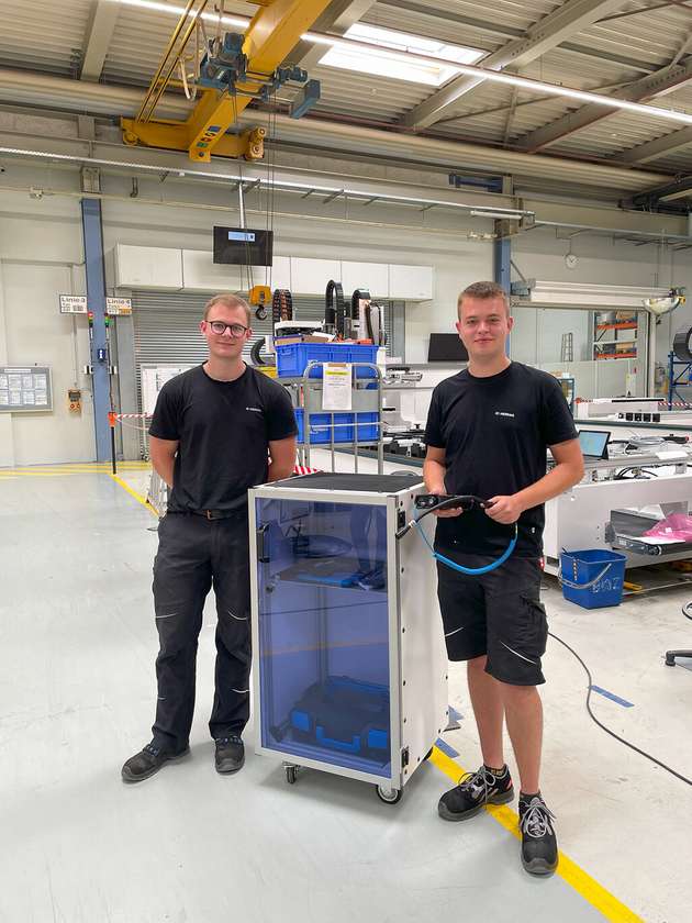 Die angehenden Industriemechaniker Simon Schäfer (3. Ausbildungsjahr) und Marcel Klumpp (2. Ausbildungsjahr) mit dem selbst gebauten „Leckage-Wagen“.
