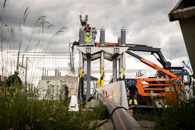SuperLink ist ein supraleitendes Hochspannungskabelsystem, das für die Übertragung großer Mengen elektrischer Energie durch ein kompaktes Kabeldesign konzipiert ist.