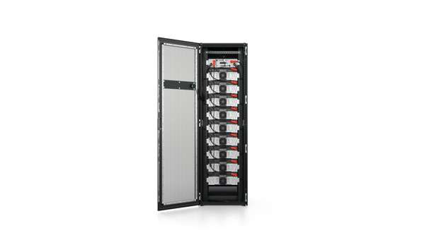 Der Batteriespeicher speichert Solarstrom und liefert Ersatzstrom für industrielle Anwendungen.