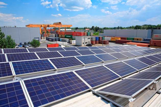 Die Solaranlage wurde in Ost-West-Richtung auf dem Firmengebäude aufgeständert.