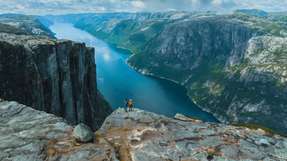 Der Lithium-Stromspeicher stammt von Tesvolt aus Wittenberg, einem Spezialisten für Batteriespeicher für Gewerbe und Industrie. Weil Sicherheit großgeschrieben wird, setzt der Energiespeicherspezialist auf industrieerprobte Schaltschranktechnik der Serie VX25 von Rittal. 