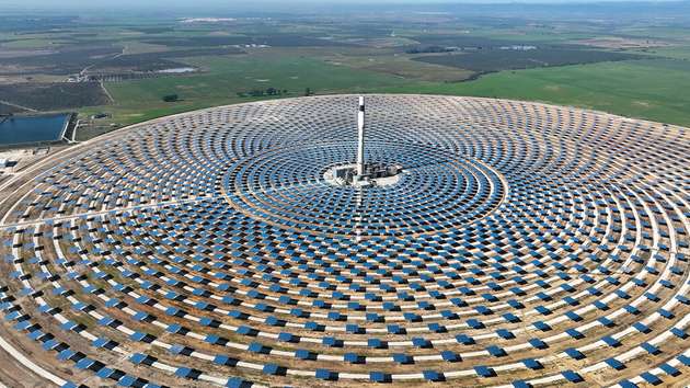 Solarthermische Kraftwerke produzieren auch dann Strom, wenn Photovoltaik- und Windenergieanlagen nicht arbeiten.