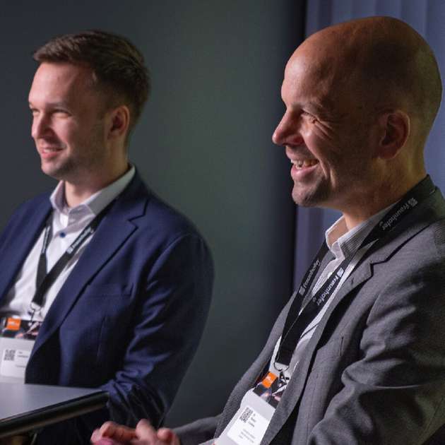 Dr. Tim Lantzsch (links) vom Fraunhofer ILT und Dr. Stefan Leuders (rechts) von voestalpine diskutieren über die aktuellen Trends im metallischen 3D-Druck, die das Potenzial haben, die industrielle Produktion nachhaltig zu verändern.