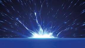 Für einen optimalen Überspannungsschutz ist der Abstand zwischen dem SPD und dem zu schützenden Betriebsmittel von zentraler Bedeutung. Eine kurze Distanz minimiert die Leitungsimpedanz und stellt sicher, dass die Überspannung schnell und effizient zum SPD abgeleitet wird.