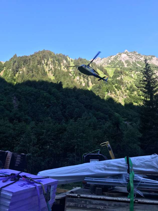 Zur Vorbereitung der Sanierungsarbeiten wurden zuerst Baumaschinen und Material mit dem Helikopter nach oben geflogen, während parallel die Gebäudeteile ausgeräumt, die im ersten Bauabschnitt abgerissen werden sollten. 