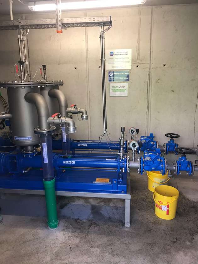 Die Pumpen sind an eine 2 km lange Leitung angeschlossen, die das Abwasser über ein Gefälle von 150 m in die Kanalisation im Tal befördert.