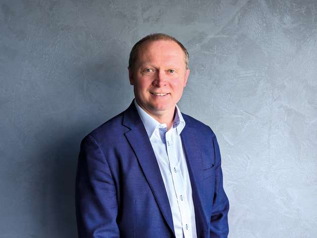 Michael Schlagenhaufer, Senior Director Product & Procurement, Conrad Electronic: Als Beschaffungsplattform für technischen Bedarf fokussieren wir digitale Technologien, die den Einkauf noch effizienter machen. Vor allem auch dann, wenn es ungeplante Herausforderungen kurzfristig zu meistern gilt. Auf der Electronica 2024 zeigen wir unter anderem ganz konkret, wie man mit automatisierter Beschaffung bis zu 30 Prozent Prozesskosten sparen kann. Unser neues Kalkulations-Tool hilft dabei. Natürlich gibt es auch die Möglichkeit, Produkte zu testen: Wir stellen unter anderem die Wärmebildkamera WB-430 und das Tisch-Multimeter PMM 3005-20 von Voltcraft vor. Und es wird Produkt-Previews geben – unter anderem haben wir ein neues Tisch-Oszilloskop im Gepäck.