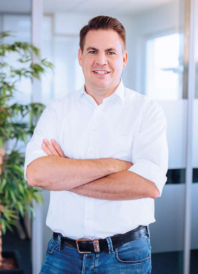 Thomas Windeck, Leiter Vertrieb, CTX Thermal Solutions: Leistungselektronik wird immer kompakter. Daher müssen Kühlkörper auf engstem Raum Hochleistung erbringen. Auf der Electronica zeigen wir, wie wir dies mit dem Skived Fin-Verfahren realisieren. Bei dieser Herstellungsmethode werden die Kühlrippen aus einem Aluminium- oder Kupferblock herausgeschält. Ergebnis sind Kühlkörper ohne thermische Widerstände, da Rippen und Kühlkörper miteinander verbunden bleiben. Die besonders feinen und hohen Rippen bedeuten zudem eine große Oberfläche zum Wärmeabtransport. Ihre Leistungsfähigkeit macht diese Kühlkörper zur idealen Lösung für zum Beispiel Wechselrichter von Photovoltaik-Anlagen oder Server.