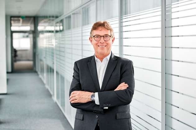 Torsten Janwlecke, COO und Mitglied der Geschäftsführung, Phoenix Contact: Mit dem Zielbild einer All Electric Society haben wir unsere gesamte Unternehmensstrategie darauf ausgerichtet, den Klimaschutz und insbesondere die Dekarbonisierung voranzutreiben. Auf der Electronica 2024 präsentieren wir unter dem Motto ,Change Forward – Zukunft zum Anfassen’ Connectivity-Lösungen für die Welt der Elektronik. Im Fokus stehen innovative Anschlusstechnologien sowie wegweisende Lösungen für Batteriespeichersysteme, Gleichstromnetze und Ladeinfrastrukturen. Unsere Datensteckverbinder bilden dabei die Brücke für die vernetzte Zusammenarbeit der Sektoren und unterstützen den zukunftssichernden Wandel zu einer nachhaltigen Gesellschaft.
