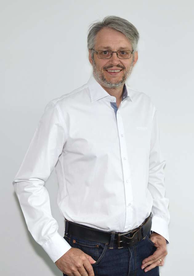Steve Roberts, Technischer Direktor, Recom: Mit dem Fortschreiten der Elektrifizierung und dem Einsatz erneuerbarer Energien in Kombination mit Brennstoffzellen, Elektrofahrzeugen, Wärmepumpen und Hochvolt-Batteriesystemen steigt der Bedarf an zuverlässigen Stromversorgungslösungen. Recom stellt sich dieser Herausforderung und präsentiert viele neue Produkte, darunter isolierte, regelbare Gate-Treiber-ICs, eine breite Palette kompakter OVCIII-Leistungsmodule zur Platinenmontage für EV-Ladestationen und intelligente Stromzähler, eine neue Professional-Serie mit 1AC- und 3AC-Stromversorgungslösungen für die DIN-Schienenmontage, EN50155-konforme Lösungen mit fortschrittlichen Leistungswerten für die moderne Bahninfrastruktur und 75kW-DC/DC-Wandler für Brennstoffzellenanwendungen im Transportwesen oder für die netzunabhängige Stromversorgung.