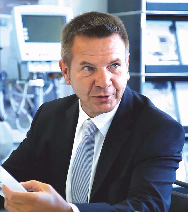 Roland Maurer, Product Manager Input Systems, Schurter: Applikationen wie E-Ladesäulen und Selbstzahlungsterminals wie Parkuhren oder Fahrkartenautomaten müssen rauen Witterungsbedingungen standhalten, bei Feuchtigkeit präzise funktionieren und gegen Vandalismus geschützt sein. Die PCAP-Touch-Controller ermöglichen Glasfronten mit bis zu 10 mm dickem Verbundglas und erfüllen den IK10-Standard. Zum Schutz der PCAP-Sensoren und der Displays vor Vergilbung werden die Frontgläser mit UV-Filter ausgestattet. IR-Filter schützen das Panel vor Erwärmung durch starke Sonneneinstrahlung. Der Einsatz von sonnenlichttauglichen Displays in Verbindung mit Optical Bonding bietet zudem einen hohen Kontrast und eine perfekte Farbdarstellung. Für den permanenten Einsatz unter extremer Witterung mit Schnee und Eis sind auch resistive Glas-Film-Glas (GFG) Touchscreens eine gute Option.