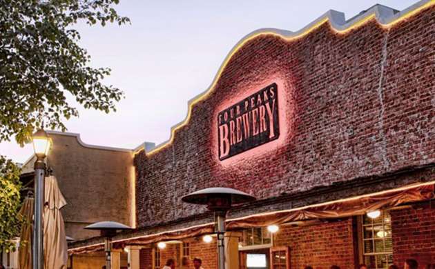 Im letzten Jahrhundert wurde das rote Backsteingebäude in der 1340, 8th Street, Tempe, Arizona, schon vielseitig genutzt. Es war Eisfabrik, Molkerei und sogar Tonaufnahmestudio, bevor es als 8th Street Brewery, AZ, seine heutige Rolle als Heimat von Four Peaks Craft Beer fand.