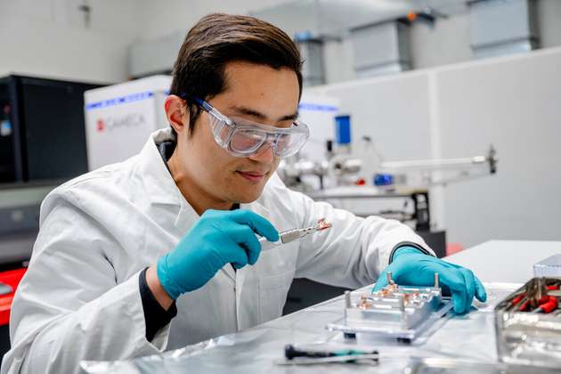 Biao He bereitet eine Probe für die Atomsondentomografie vor. Diese Methode kann verwendet werden, um die räumliche Verteilung in der Oberfläche eines Elektrokatalysators Atom für Atom sichtbar zu machen.
