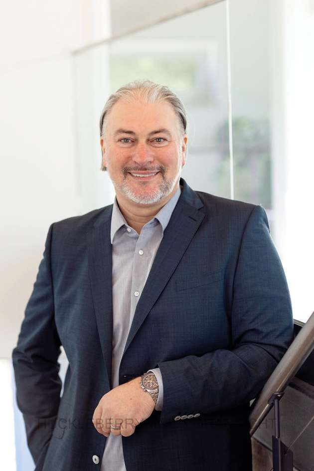 Heinrich Gärtner, Mitbegründer und CTO, GP Joule: Speichertechnologien sind die Gamechanger der Energiewende. Die Zwischenspeicherung von Strom ist sowohl unter technischen als auch unter wirtschaftlichen Aspekten unabdingbar für die Energieversorgung der Zukunft. Allerdings gibt es noch einige Hürden zu überwinden. Deutschland steht vor der komplexen Aufgabe, ein System zu entwickeln, das die Netzstabilität durch eine effiziente Einbeziehung von Flexibilitäten durch Batteriespeichern stärkt. Neben den technologischen Entwicklungen braucht es passende rechtliche Rahmenbedingungen und eine einheitlichen Regulatorik. Diese benötigen auch Banken als Investitionssicherheit. Sie sind es, die den Ausbau der Erneuerbaren ermöglichen. Außerdem brauchen wir ein angepasstes Strommarktdesign, um mehr die Vorteile der regionalen volatilen Erzeugung nutzen zu können.