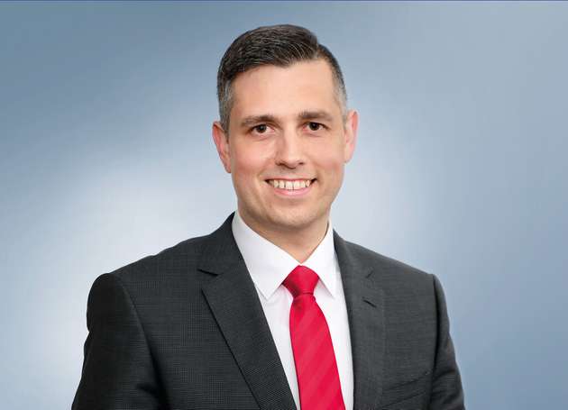 Raphael Görner, Geschäftsbereichsleiter der Business Unit Energy & Power Solutions, Rittal: Energiespeichersysteme sind ein Hebel auf dem Weg zur „All Electric Society“. Daher kommt es darauf an, sie schnell in Anwendung zu bringen. Der wesentliche Schlüssel liegt in Standardisierung, selbst wenn die Regularien erst entstehen. Daher unterstützen wir Initiativen in diese Richtung nicht nur als Mitglied des BVES, sondern legen auch selbst in der Entwicklung vor. Unsere Stromverteilungsplattform RiLineX haben wir zum Beispiel vollständig auf Gleichstromfähigkeit ausgelegt. Der standardisierte Plattformansatz und digitale Engineering-Integration bringen Zeiteinsparung bis 50 Prozent. Sicherheitsbedenken zu Thermal Runaways lassen sich durch kleinzelligen Aufbau in standardisierten Outdoor-Gehäusen und effiziente Klimatisierung reduzieren.