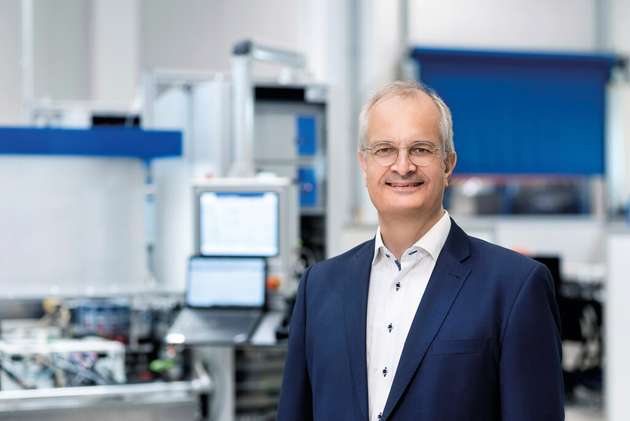 Ralf Plieninger, CTO, Sonnen: Der Eigenverbrauch von Solarstrom ist für Batteriespeicher nur der erste Schritt. Ihre volle Wirkung für die Energiewende entfalten sie erst, wenn sie intelligent in Haushalte und Stromnetze integriert werden. Mithilfe eines Energiemanagementsystems optimieren sie den Eigenverbrauch und decken den restlichen Strombedarf flexibel über dynamische Tarife – also Strom wird genau dann bezogen, wenn er am günstigsten ist. Zentral ist dabei auch die Einbindung von E-Autos und Wärmepumpen über passende Schnittstellen. Auf Netzebene müssen Speicher miteinander vernetzt sein, um gemeinsam mit tausenden anderen Speichern virtuelle Kraftwerke zu bilden und Übertragungs- sowie Verteilnetze zu entlasten. Dabei stehen Sicherheit, Qualität und Datenschutz immer an erster Stelle.