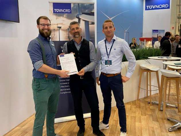 Übergabe der Verifizierung an die Deutsche Windtechnik auf der WindEnergy Hamburg mit Helge Brau, Projektleiter Drone Inspection bei der Deutschen Windtechnik, Michael Lange, Leiter Rotorblätter und elektrische Komponenten bei TÜV Nord, und Markus Sinnigen, Experte für elektrische Komponenten und Blitzschutzsysteme bei TÜV Nord (von links).