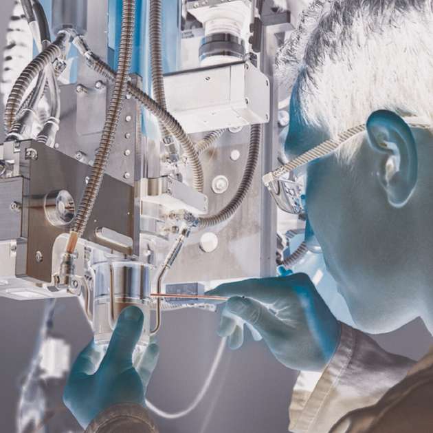 „Das Besondere ist, dass wir durch LMD die Geschwindigkeit und Wirtschaftlichkeit bei der Herstellung neuartiger Raketendüsen drastisch verbessern“, Min-Uh Ko, Gruppenleiter Additive Fertigung und Reparatur LMD am Fraunhofer ILT.