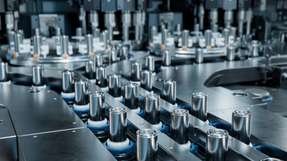 Der weltweite Batteriebedarf für das Jahr 2030 wird aktuell auf 2.500 bis 3.500 GWh geschätzt. In Europa zählen derzeit Deutschland, Ungarn und Frankreich zu den wichtigsten Produktionsstandorten, wo zur Herstellung der Batteriezellen Fabriken im GWh-Maßstab geschaffen werden, um den steigenden Bedarf zu decken und die Wettbewerbsfähigkeit der europäischen Industrie zu sichern.
