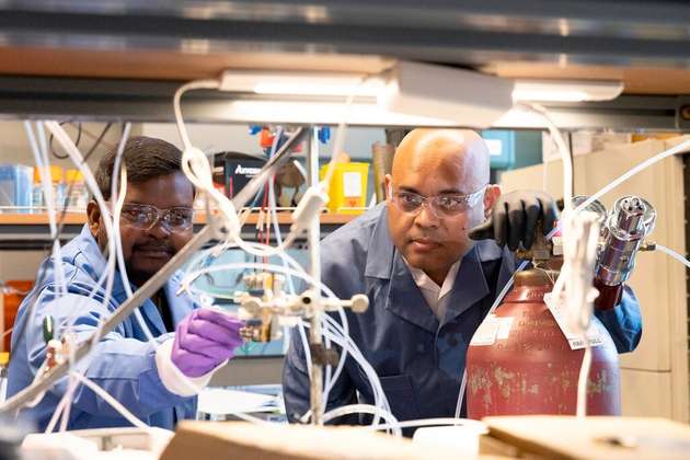 Außerordentlicher Professor Meenesh Singh, rechts, und Postdoktorand Rohit Chauhan arbeiten in Singhs Labor an der University of Illinois Chicago.